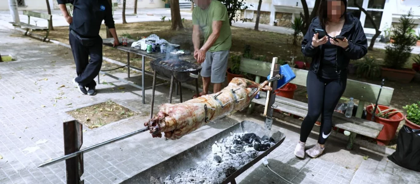 Πάσχα στην... πόλη: Σούβλες σε πιλοτές, βεράντες & πεζοδρόμια - «Φωτιά» πήραν τα ντελίβερι (φώτο)